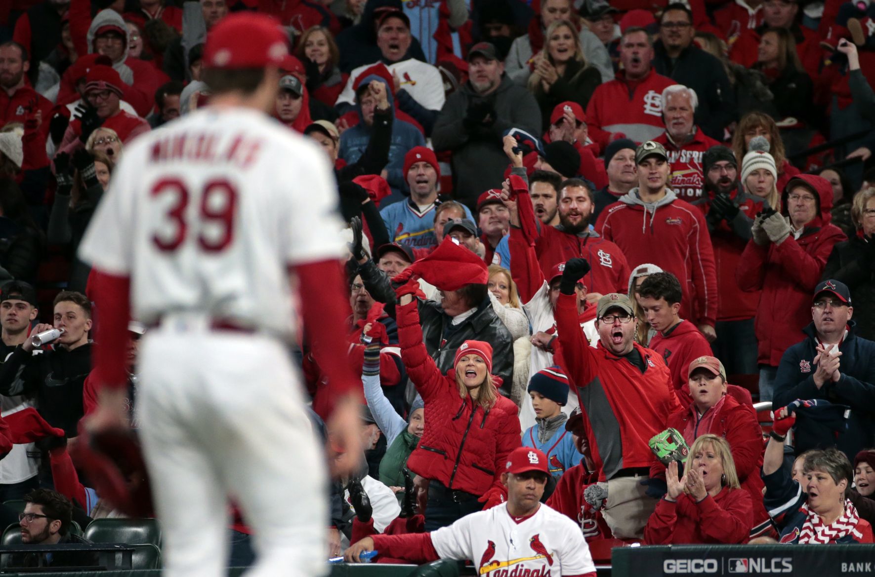 Cardinals, Nationals open NLCS at Busch